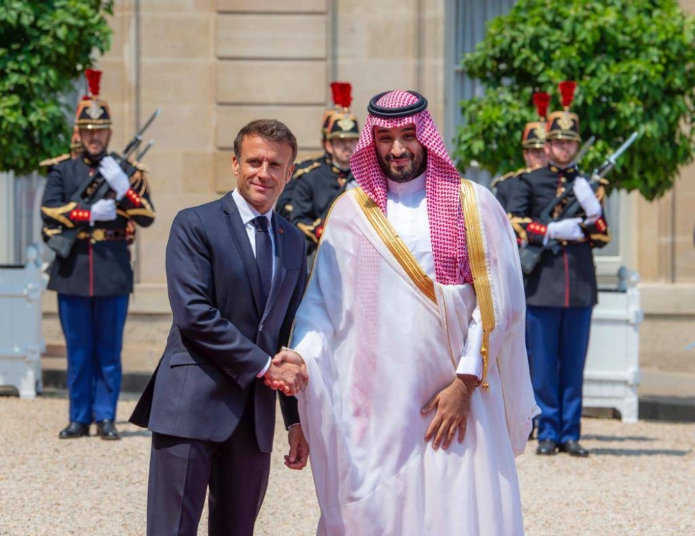 الرئيس الفرنسي مستقبلا ولي العهد لحظة وصوله إلى قصر الإليزيه