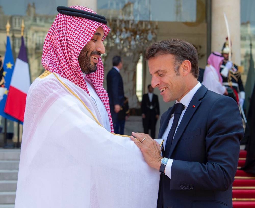 مصافحة باسمة بين ولي العهد الأمير محمد بن سلمان والرئيس الفرنسي (تصوير: بندر الجلعود)