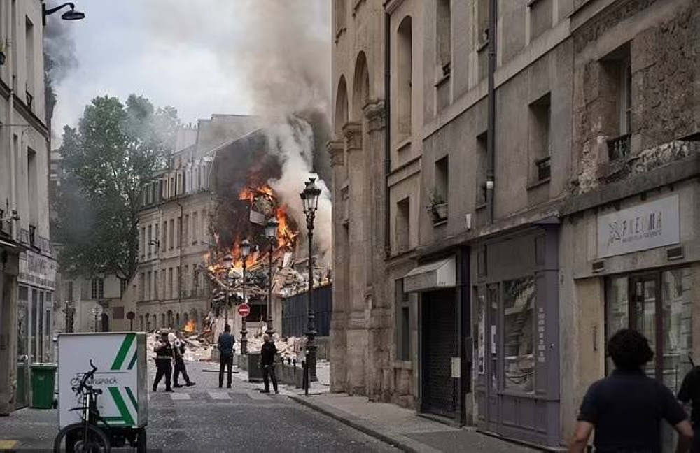 الدمار الذي لحق بالمبنى في باريس.