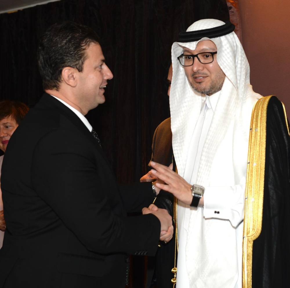 السفير السعودي مستقبلاً القائم بالأعمال السوري في بيروت علي دغمان. (عكاظ)