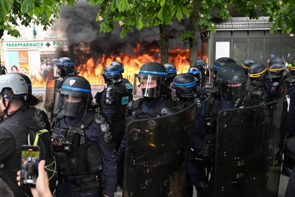 الشرطة الفرنسية تتصدى لأعمال العنف.