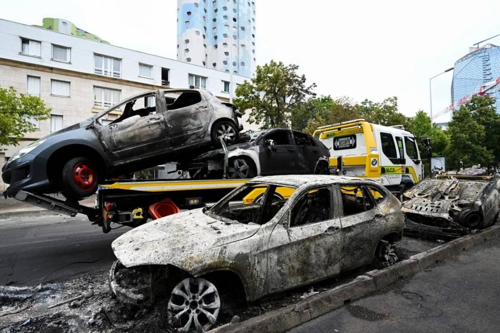  سيارات أحرقها الغاضبون في فرنسا .