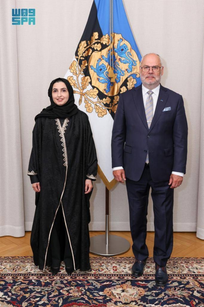 السفيرة نسرين الشبل في صورة تذكارية مع رئيس إستونيا