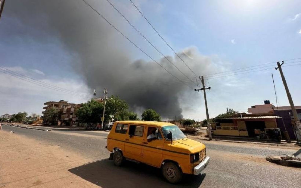 الدخان يتصاعد في أم درمان على وقع مواجهات بين الجيش والدعم السريع.