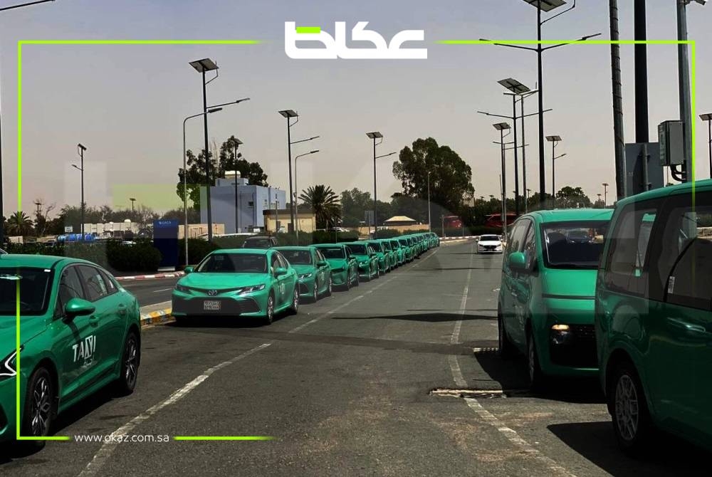 أسطول من المركبات الجديدة باللون الأخضر في مطار الطائف.  (تصوير: المحرر)