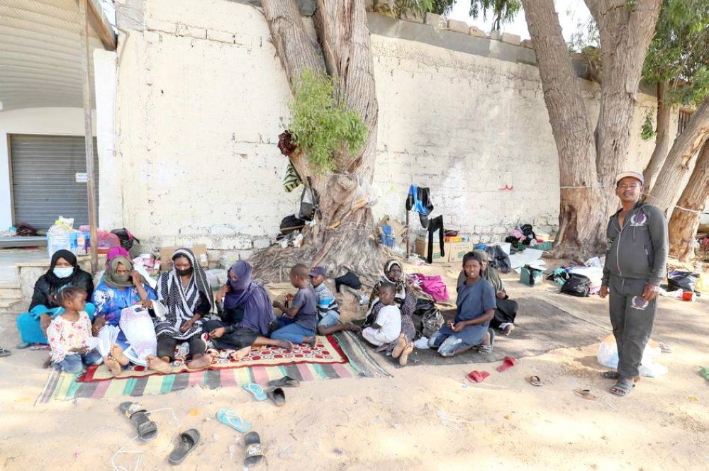 سودانيون يفترشون الارض هرباَ من الحرب في الخرطوم