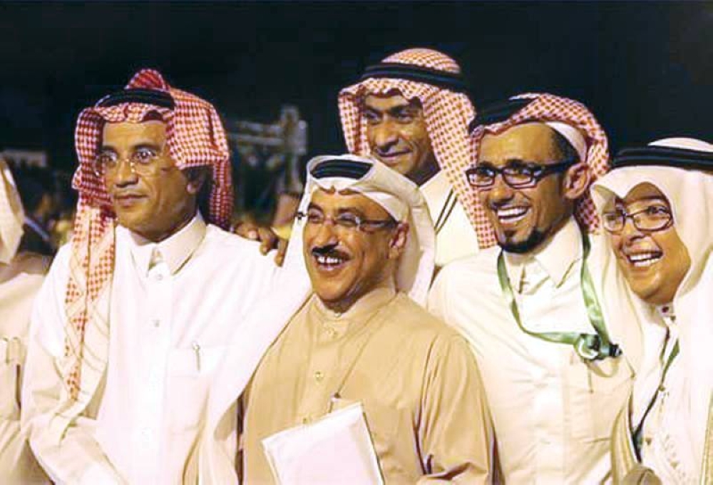 



عبدالمحسن مع عددٍ من أصدقائه «الفرسانيين» في الحفل الختامي لـ«مهرجان الحريد».