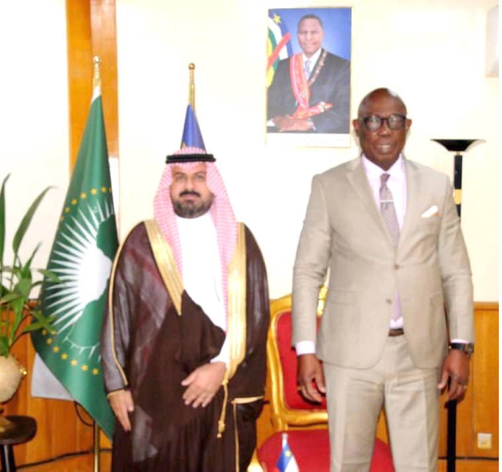 



رئيس وزراء أفريقيا الوسطى خلال لقائه سفير المملكة. (سفارة المملكة)