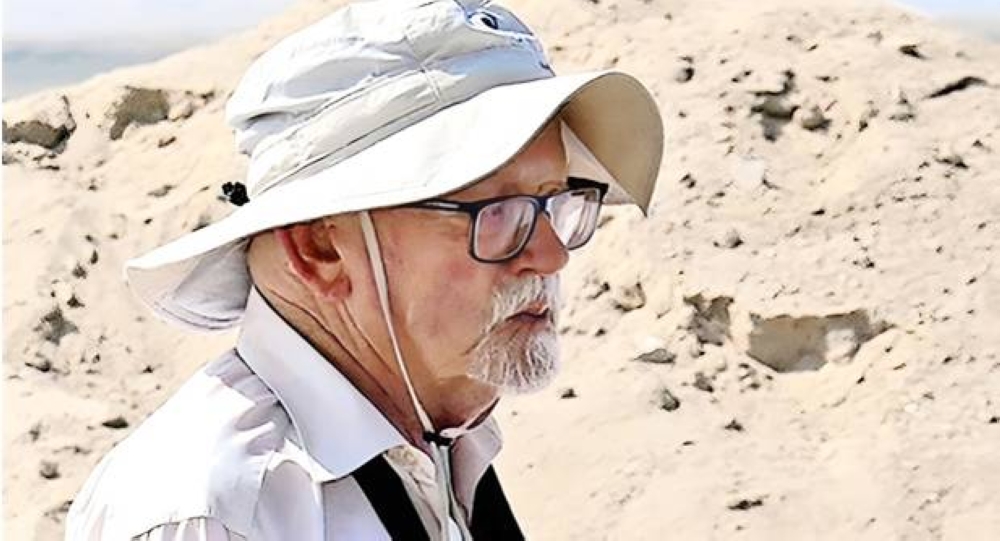 



بيتر هيلير بيتر (1948 ــ 2023) 
في صحراء أبوظبي، منقباً عن الآثار.