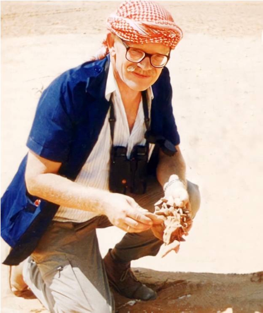 



بيتر هيلير يمارس هواية الصيد بالصقور
 في صحراء الإمارات.