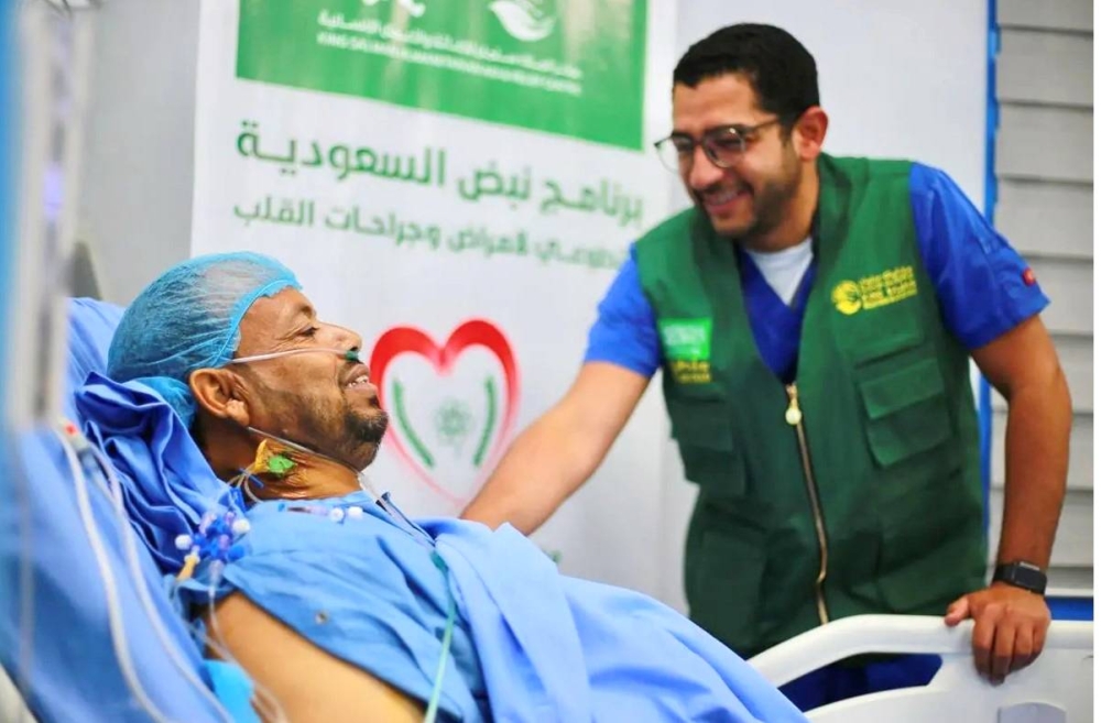 



طبيب سعودي يطمئن على مريض يمني بعد إجراء عملية القلب له. (واس)
