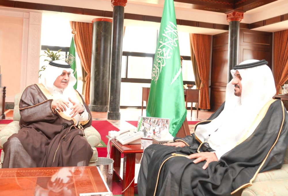 



الأمير فهد بن سلطان خلال استقباله مدير اتصالات منطقة تبوك. (واس)