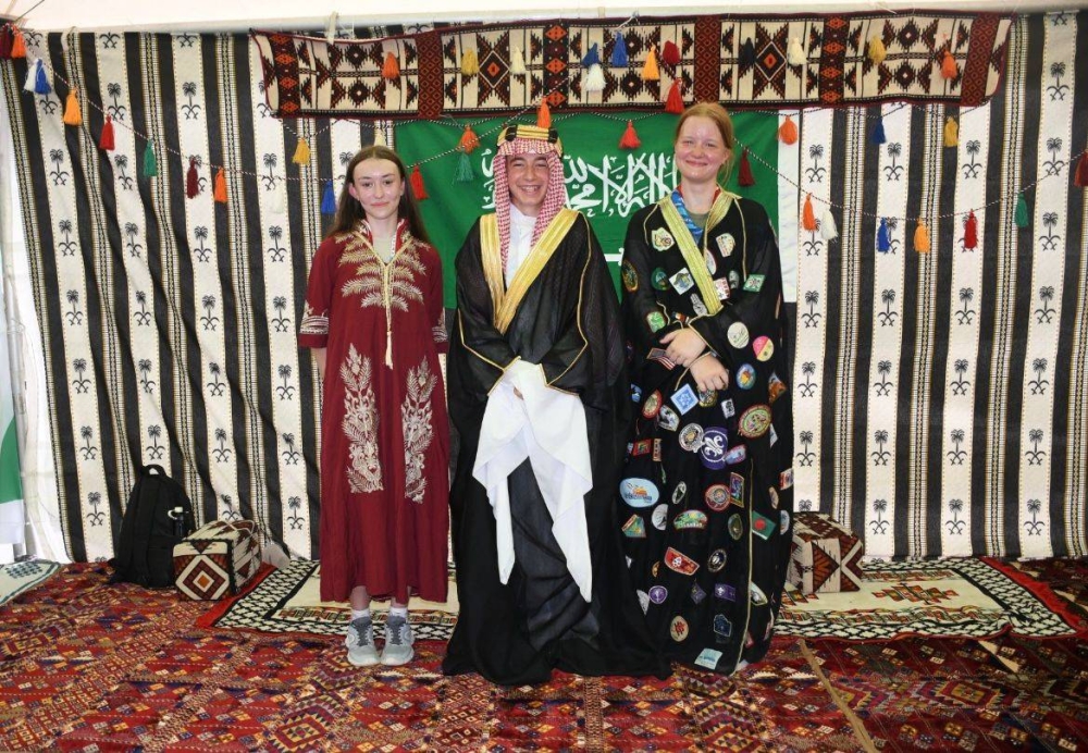 المشاركون يرتدون الزي السعودي