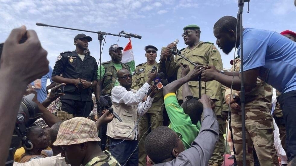 أحد قادة الانقلاب العسكري في النيجر يتحدث إلى مناصريه في نيامي.