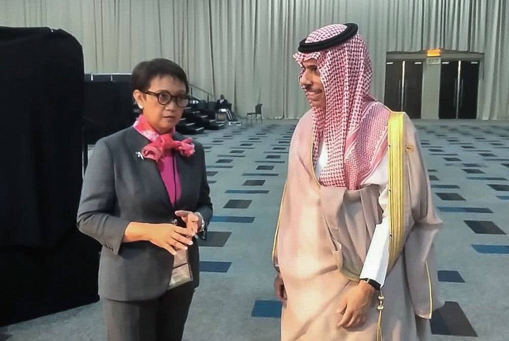 وزير الخارجية الأمير فيصل بن فرحان ملتقيا وزيرة الخارجية الإندونيسية