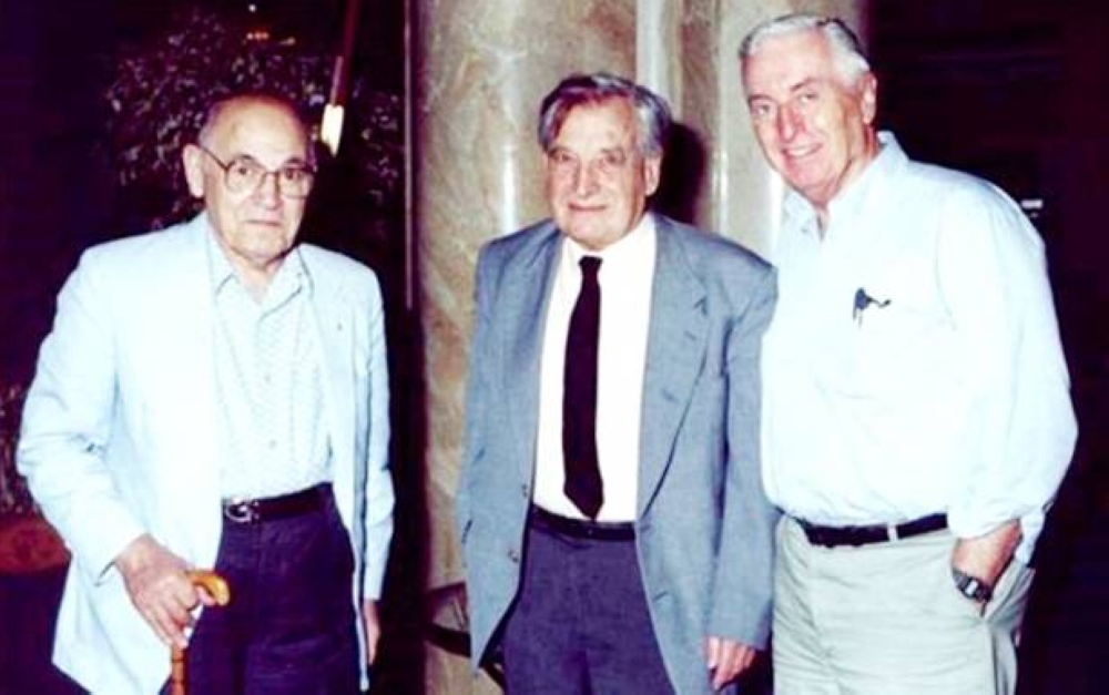 



د. أسامة الجمالي (يمين) مع الاقتصادي العراقي فخري شهاب ورئيس قسم الفيزياء بجامعة هارفارد، في بوسطن عام 2003.
