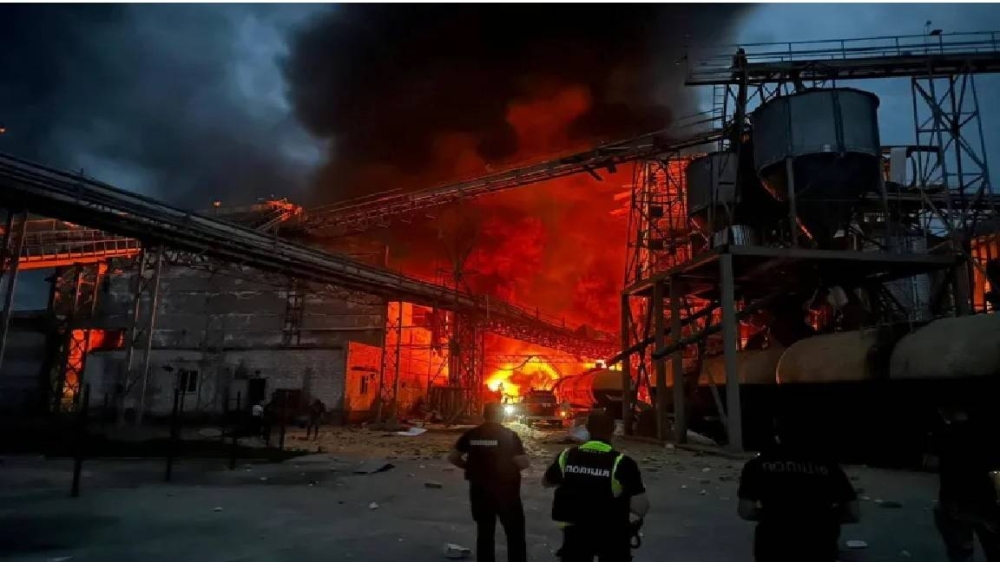 النيران تلتهم مصنعاً وسط أوكرانيا عقب قصف روسي.