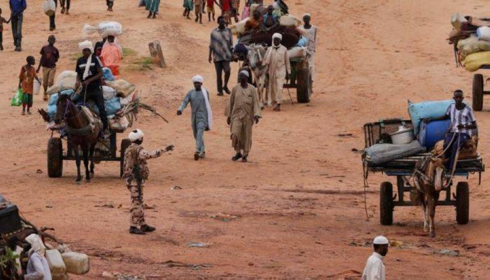مواطنون من دارفور يهربون من جحيم الحرب.
