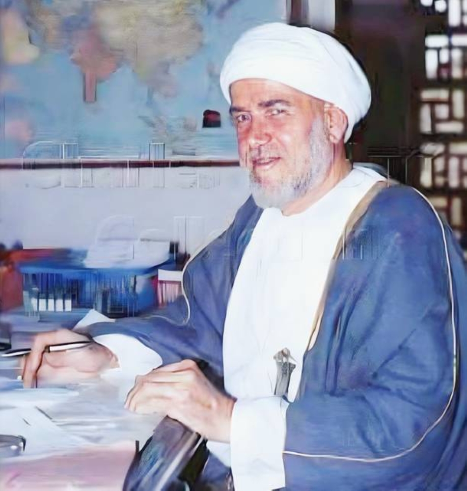 



إسماعيل خليل الرصاصي (1902 ــ 1986) في مكتبه حينما كان والياً على مطرح.