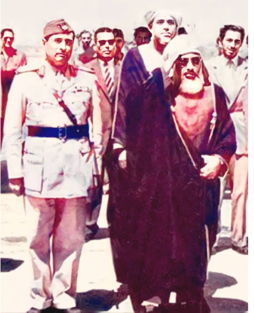 



الرصاصي خلف السلطان سعيد بن تيمور لحظة وصولهما إلى مطار المثنى ببغداد سنة 1955.