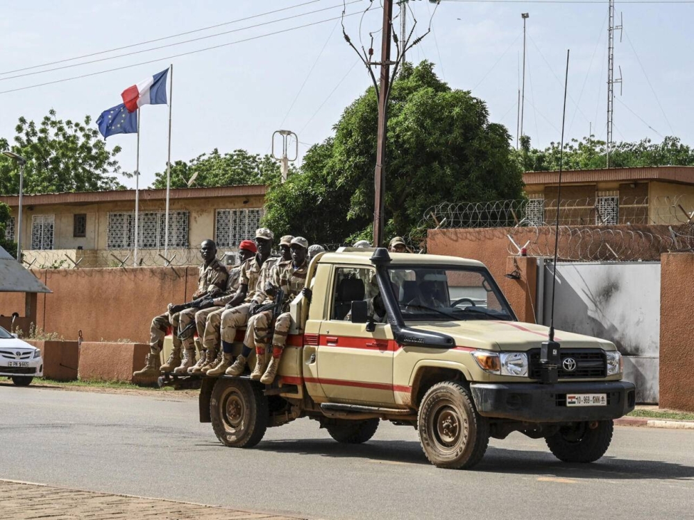 قوات من جيش النيجر امام سفارة الاتحاد الاوروبي