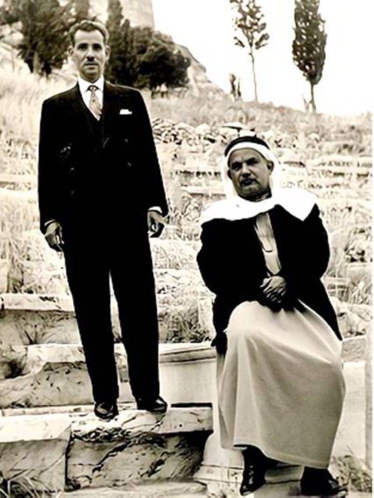 



الجاسر في أثينا مع الأديب عبدالكريم الجهيمان في الستينات.