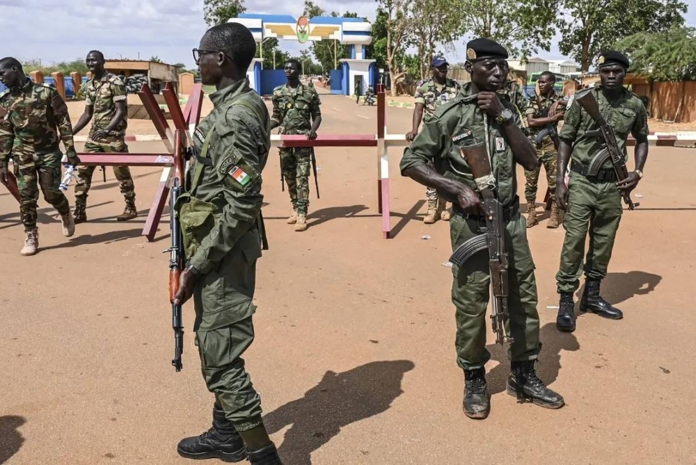 قوات الامن في النيجر تحيط بالسفارة الفرنسية.