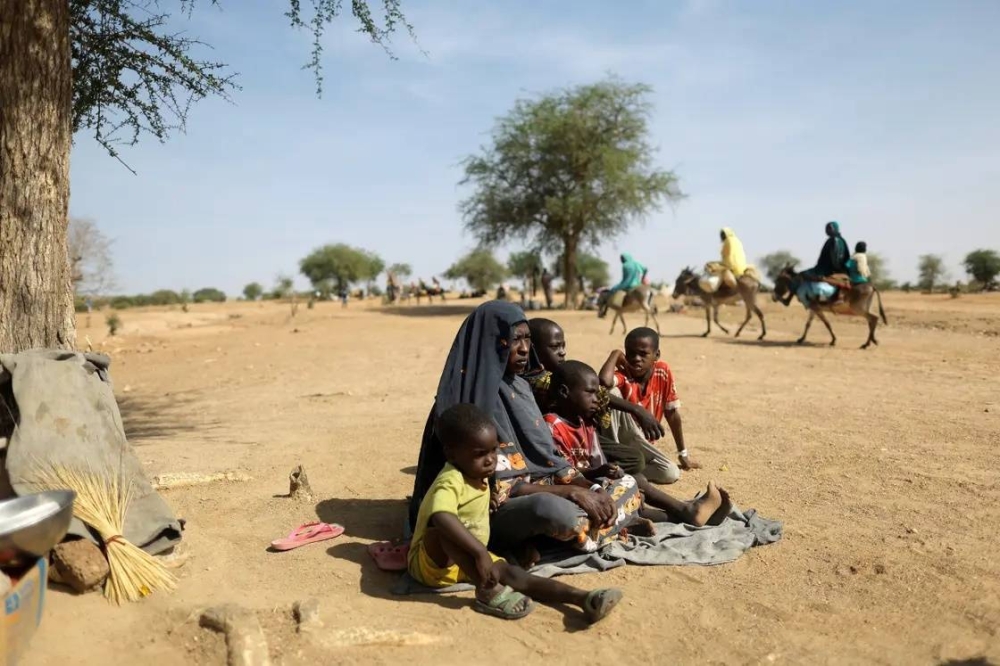 أطفال سودانيون في العراء هرباً من الحرب.