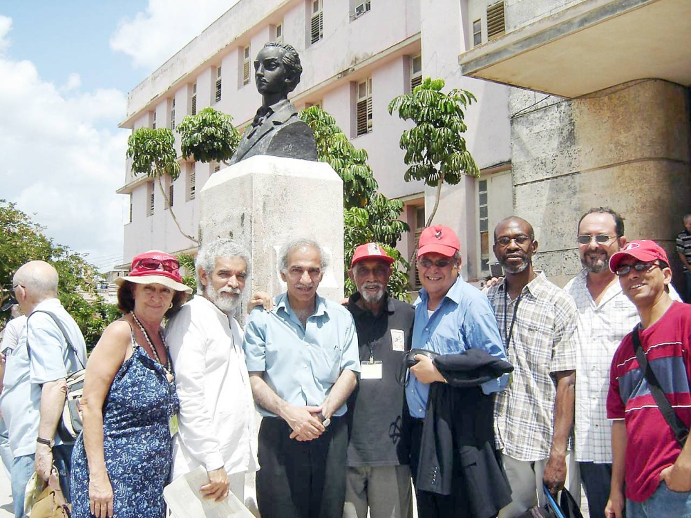 في مهرجان الشعر العالمي في كوبا، مع مجموعة من الشعراء المشاركين 2009.