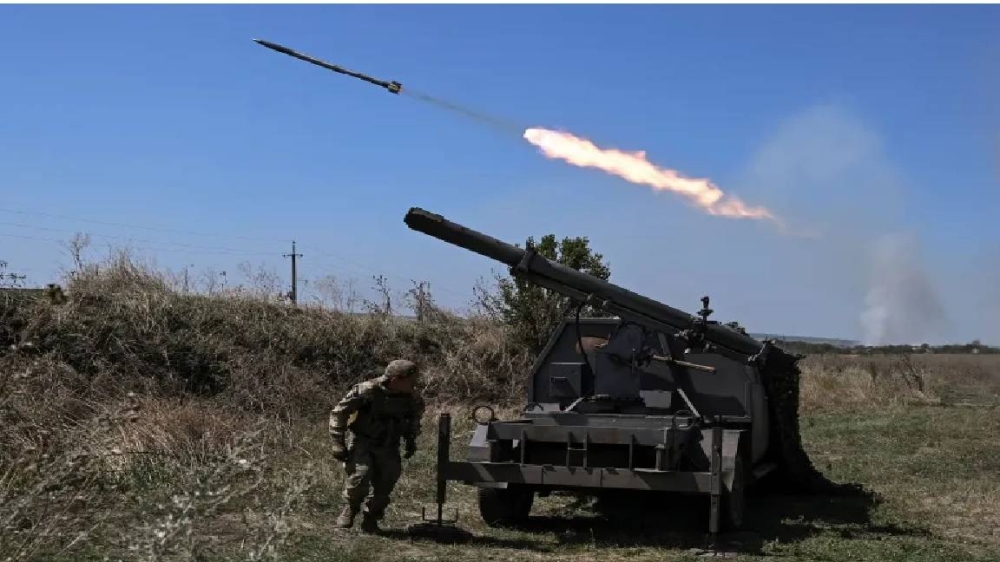 جنود أوكرانيون يطلقون صواريخ تجاه القوات الروسية في زاباروجيا.