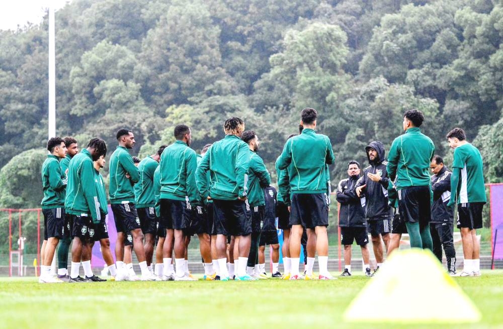 



مدرب المنتخب سعد الشهري في اجتماع مع اللاعبين.