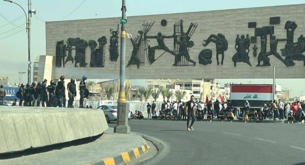متظاهرون عراقيون في ساحة التحرير وسط بغداد.