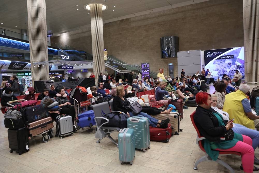 تكدس المسافرين في مطار تل ابيب