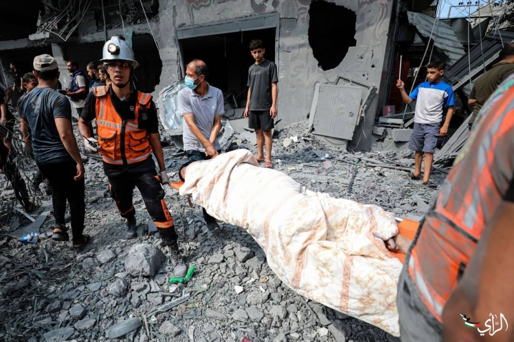 الدفاع المدني الفلسطيني ينتشل جثثاً من تحت الأنقاض جراء القصف الإسرائيلي المتواصل على غزة.