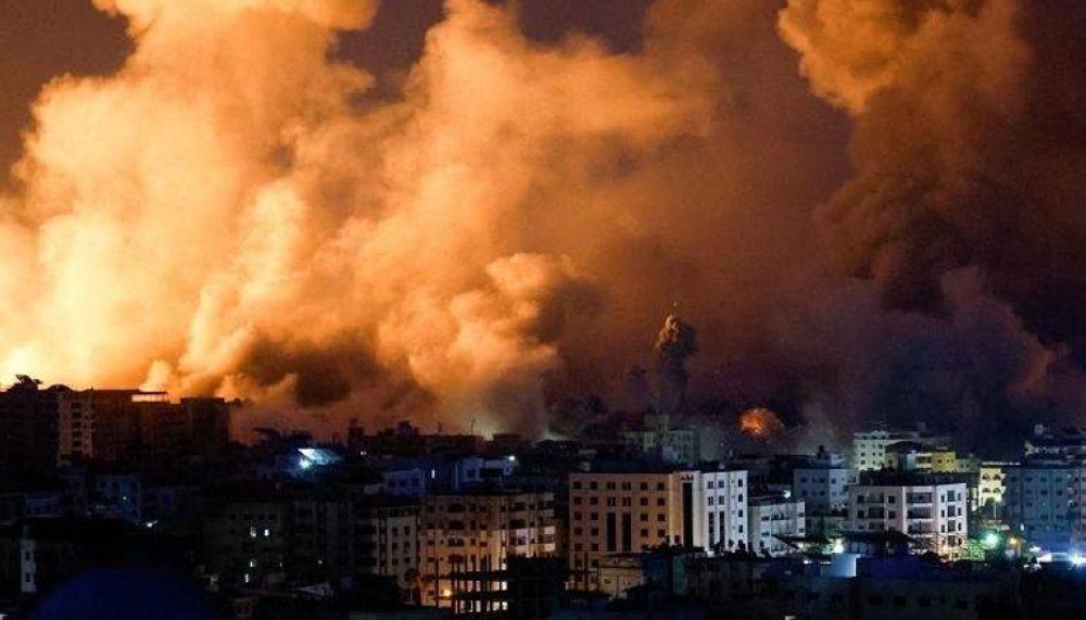  ألسنة النيران وأعمدة الدخان في سماء غزة.