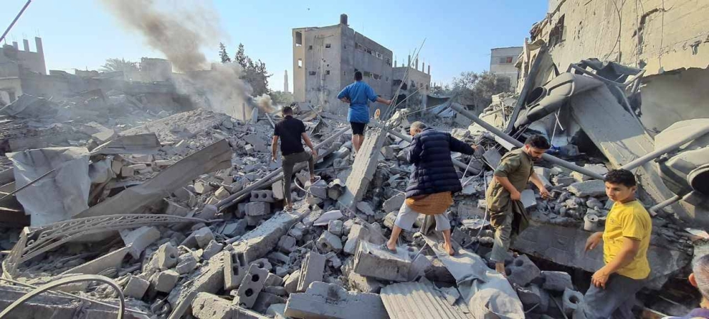 دمار كبير بعد قصف طائرات الاحتلال منزلا لعائلة أبو نجا في منطقة معن شرق خان يونس جنوب قطاع غزة.