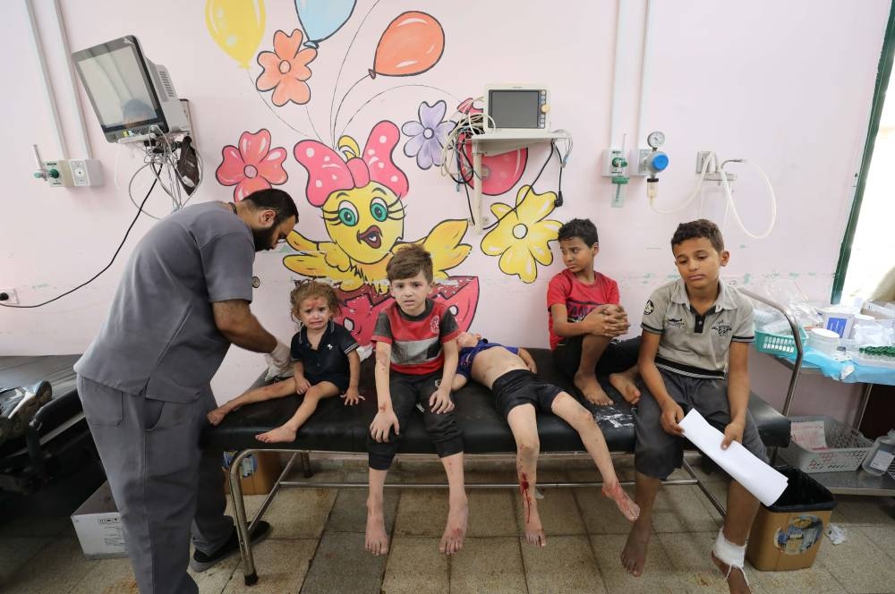 أطفال يتلقون العلاج في مستشفى الأقصى جراء قصف منزل في مخيم النصيرات في محافظة الوسطى بقطاع غزة.