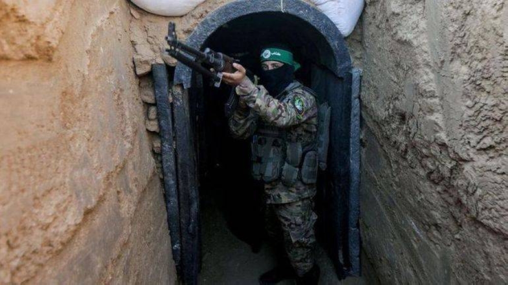 مقاتل من القسام داخل أحد الأنفاق.