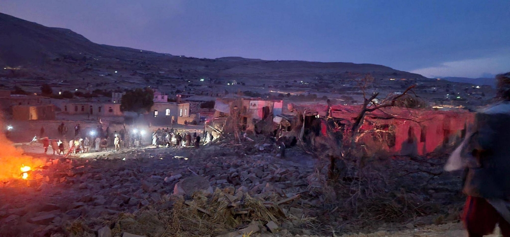 منازل مدمرة جراء انفجار مخزن أسلحة في عمران.