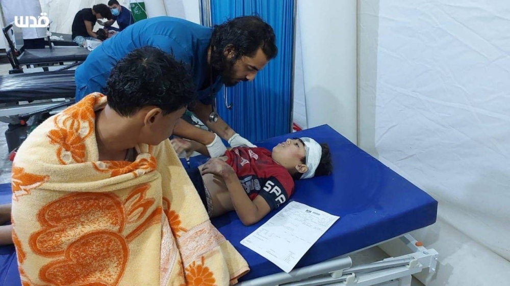 طفل مصاب يتلقى العلاج في أحد مستشفيات غزة.