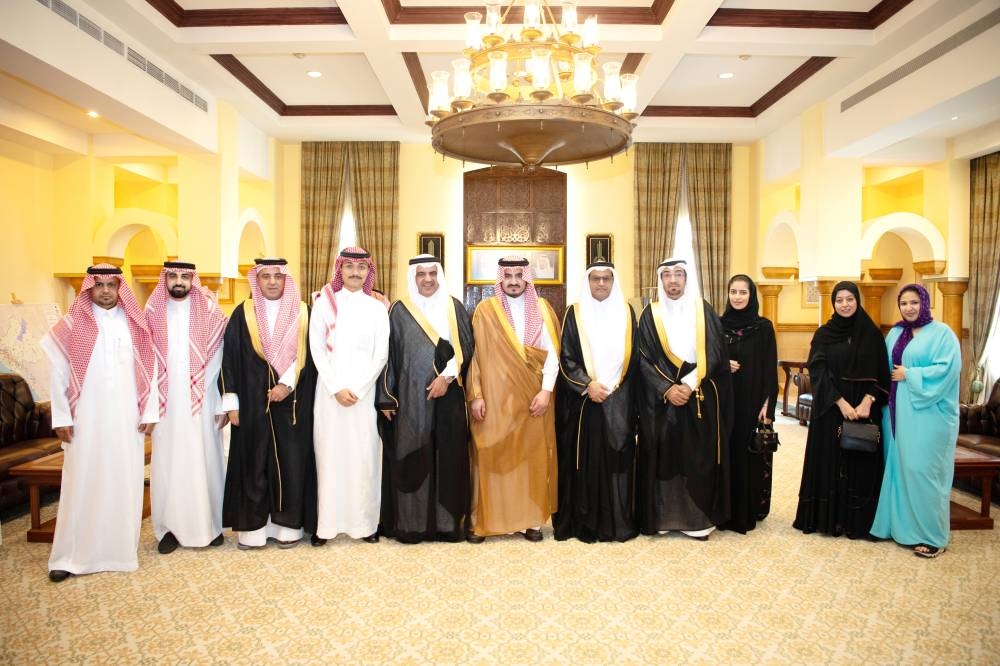 



نائب أمير منطقة مكة المكرمة مستقبلاً قيادات «عكاظ».