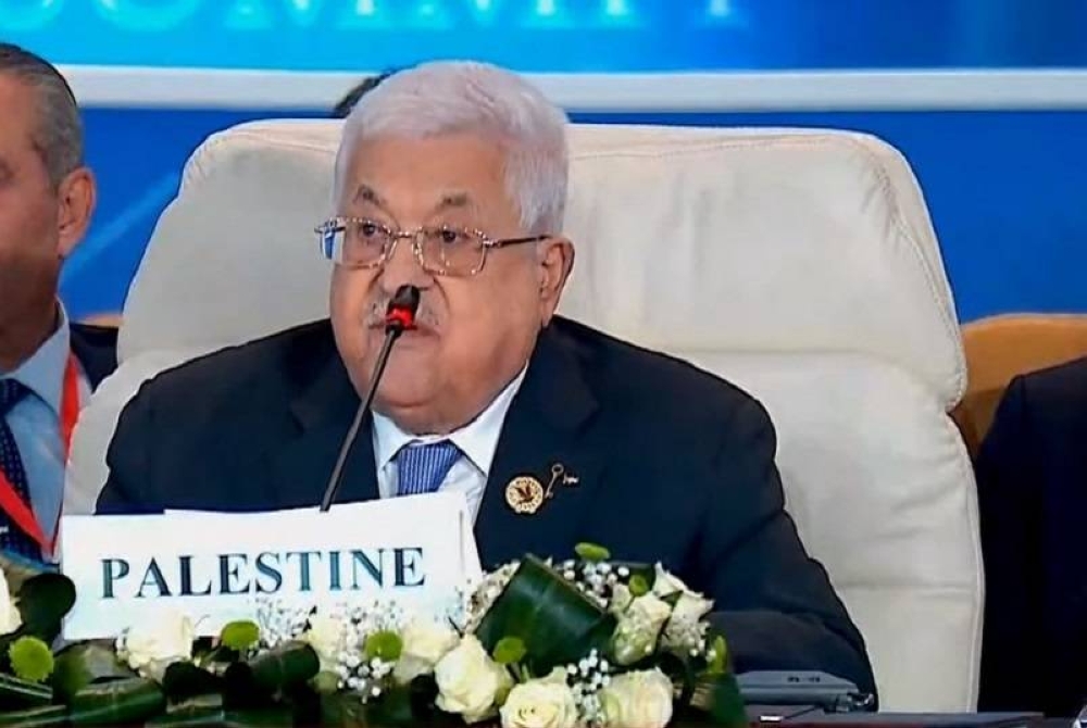 الرئيس الفلسطيني محمود عباس ملقيا كلمته في قمة القاهرة للسلام