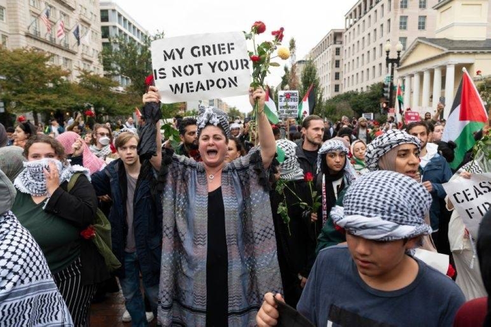 متظاهرون أمام البيت الأبيض يطالبون بوقف الحرب في غزة.
