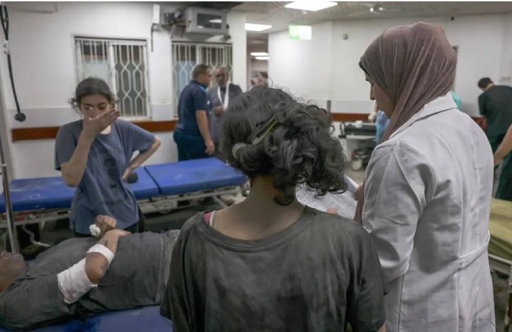 جرحى فلسطينيون يتلقون العلاج داخل أحد المستشفيات.