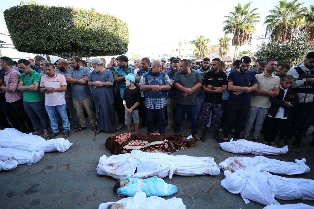 الفلسطينيون يودعون أسرة الصحفي وائل الدحدوح التي قتلت بقصف إسرائيلي على غزة.