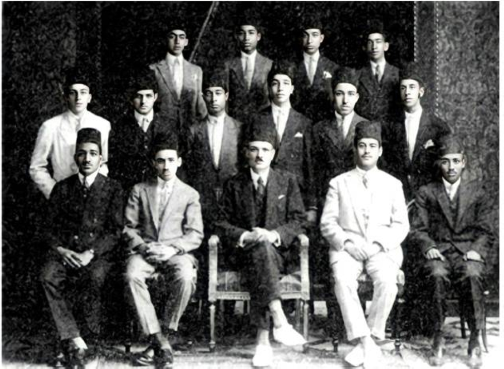 



أسعد (الأول من اليمين جلوساً) سنة 1928 مع زملائه من طلبة أول بعثة سعودية إلى مصر.