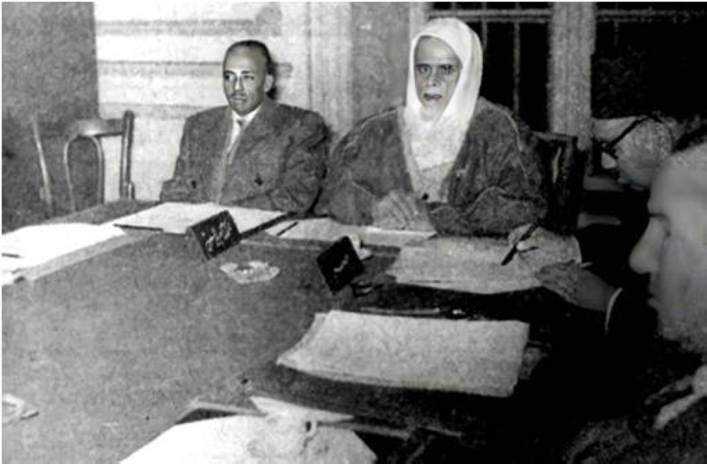 



أسعد بجانب الشيخ محمد بن مانع في القاهرة سنة 1950.