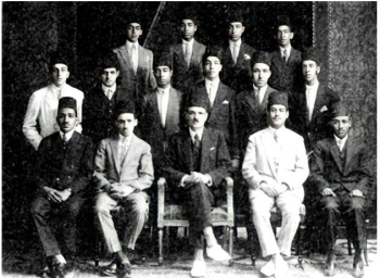 



أسعد (الأول من اليمين جلوساً) سنة 1928 مع زملائه من طلبة أول بعثة سعودية إلى مصر.