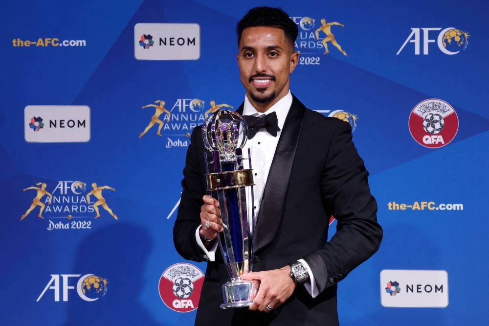 سالم الدوسري حاملاً جائزة أفضل لاعب في قارة آسيا.
