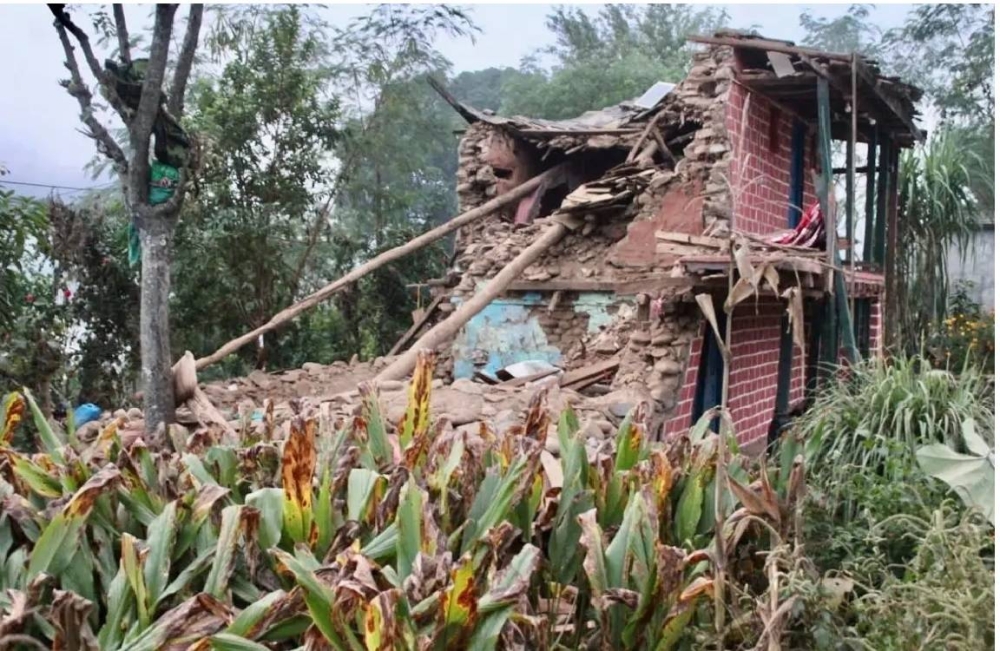 مبنى دمره الزلزال في نيبال.